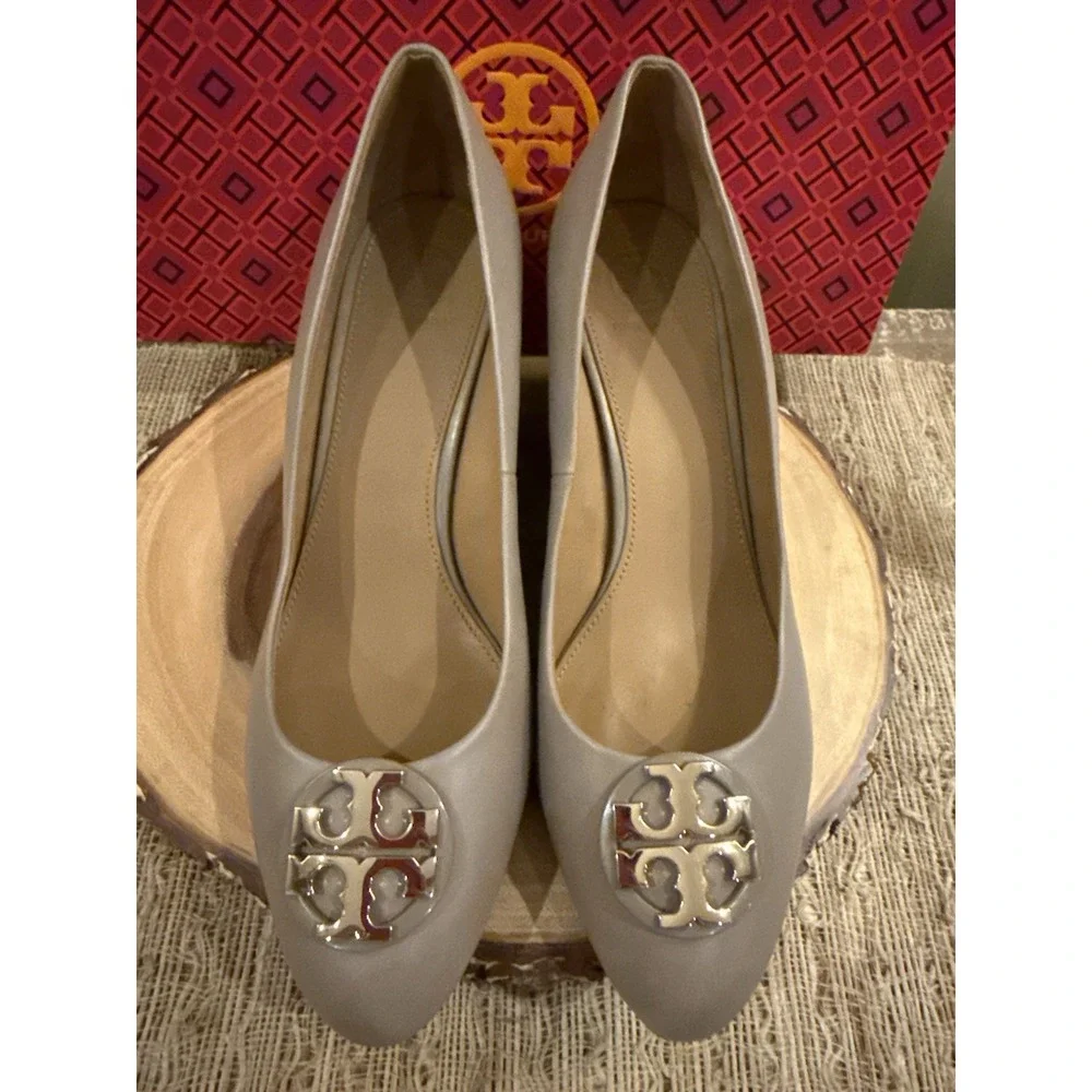 Tory Burch Women's Claire 85mm Wedge Pumps in French Grey Sz-9M Gold Logo 295$